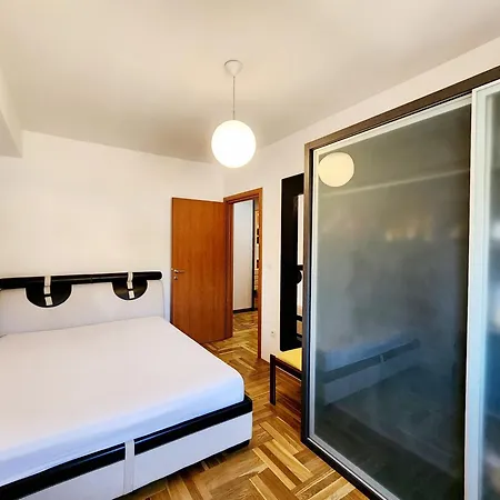 Peaceful Two Bedroom Apartament